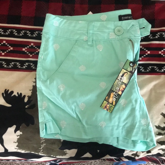 Freestyle Pants - Mint green shell print shorts